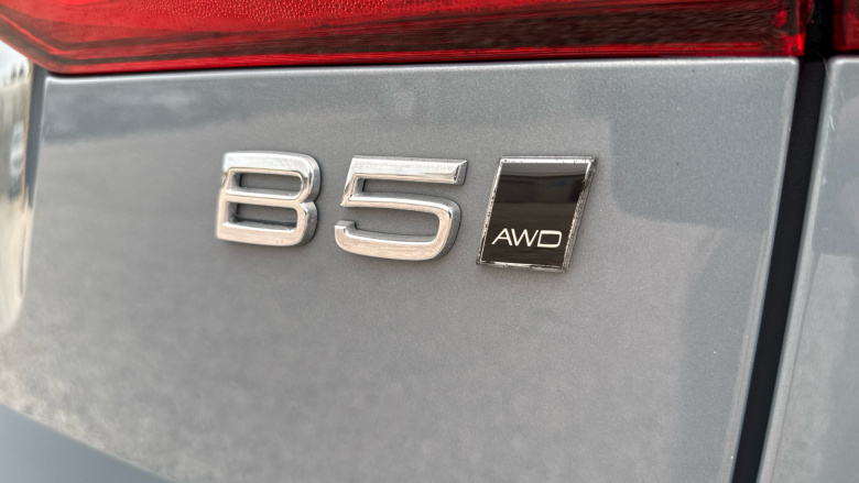 Volvo XC60 2.0 B5P Ultimate Dark 5dr AWD Geartronic Petrol Estate